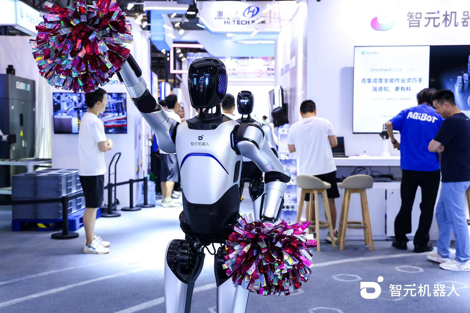 半岛(bandao·中国)机器人 WAIC 首日展台火爆，机器人家族集体打工忙不停